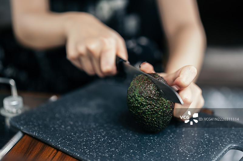 露营早晨，一名女性正在准备早餐的特写镜头图片素材