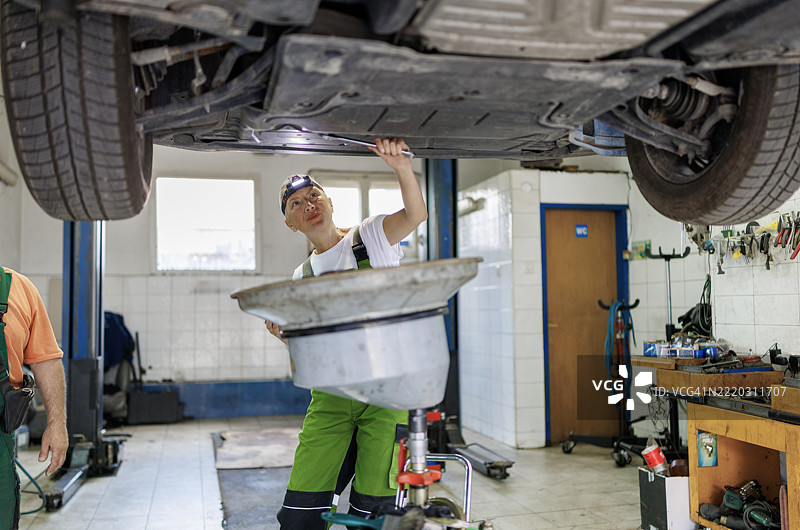 使用流体泵抽取器进行提升车辆的油服务图片素材