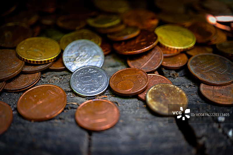 欧元硬币和散落的美分 - 储蓄与财务图片素材