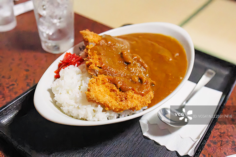 在下田的山上亭餐厅用餐。友达点的炸猪排咖喱。图片素材