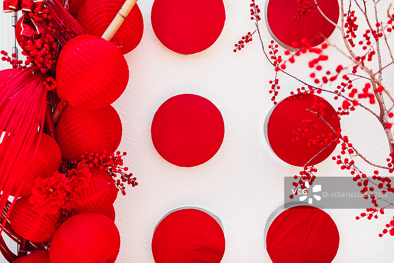 越南春节庆祝活动中的白色背景上的装饰性红色圆圈和浆果图片素材