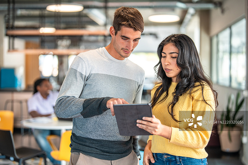 科技中心的多元文化团队合作图片素材