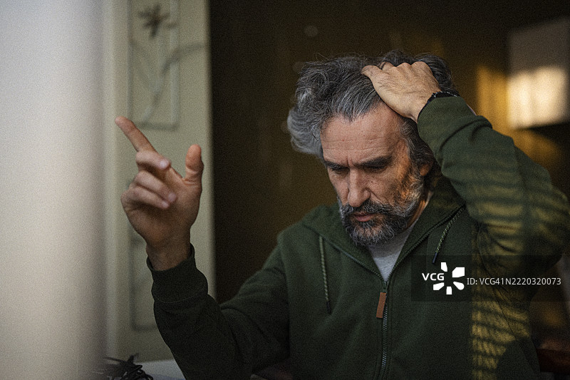 严肃成熟的自由职业者在家工作。远程办公图片素材