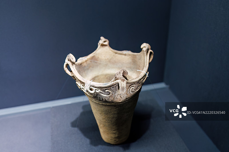 它基于约5000年前的绳文时代的火焰陶器，是一件国宝。图片素材