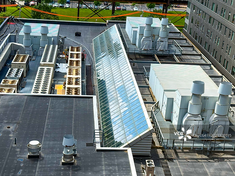 西费城屋顶上的暖通空调系统图片素材