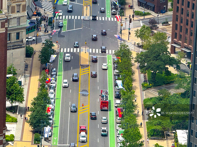 从高处俯瞰费城中心城市本杰明·富兰克林公园大道上的车辆图片素材