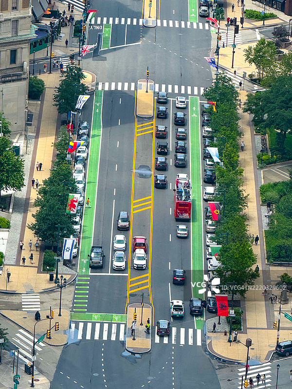 从高处俯瞰费城中心区本杰明·富兰克林公园大道上的车辆图片素材