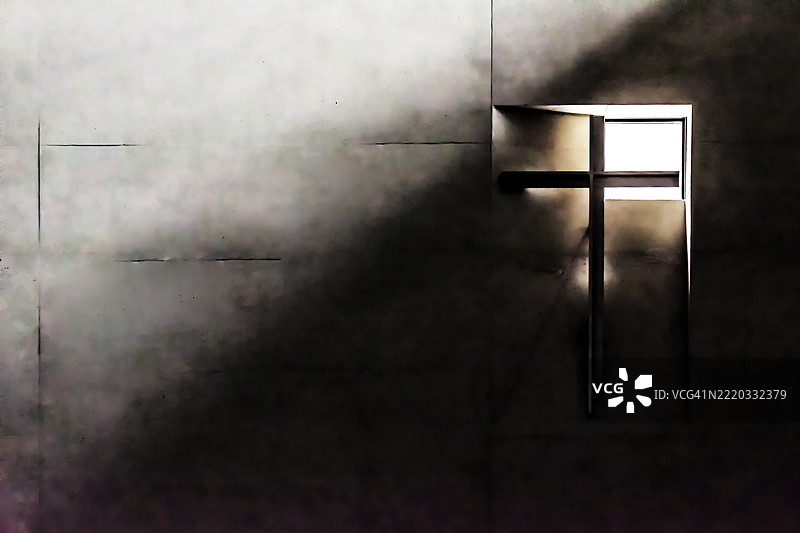 黑暗中的光之十字架图片素材