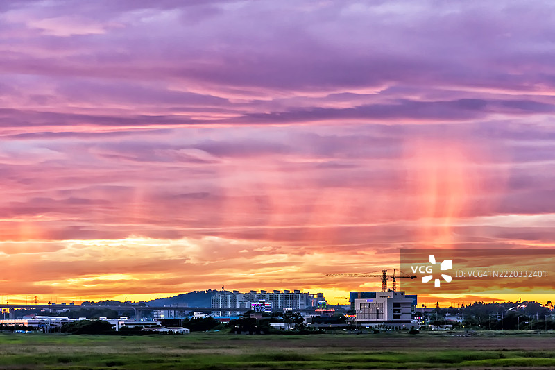 城市上空的天空之火图片素材