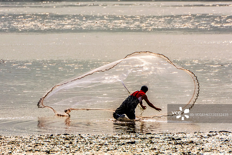 渔夫的技巧：一个人和一个网圈图片素材
