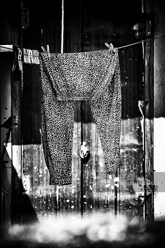 裤子挂在木质的沉默中图片素材