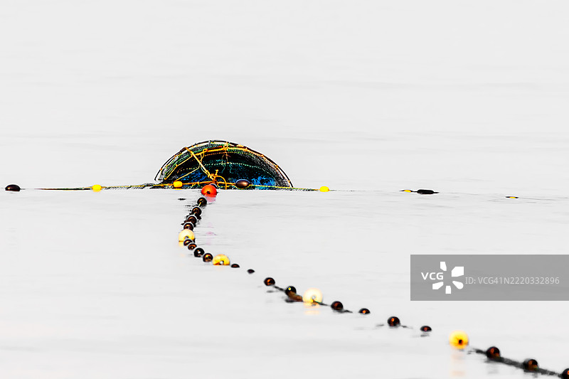 劳动的线索 — 浮标与无声的捕捞图片素材