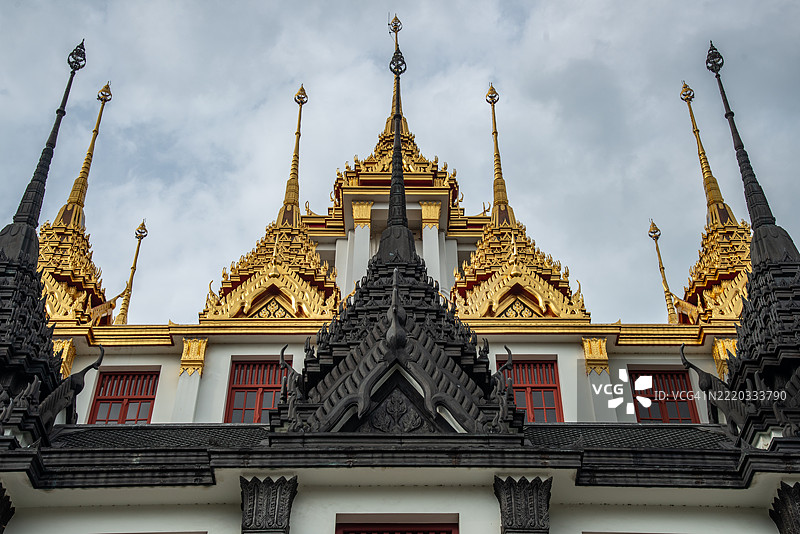 曼谷的拉查那达寺内的洛哈普拉萨特（Loha Prasat）或皇家城堡的美丽外观。图片素材