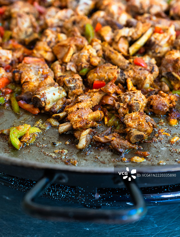 西班牙乡村风格的海鲜饭，配有丰富的肉类食材图片素材