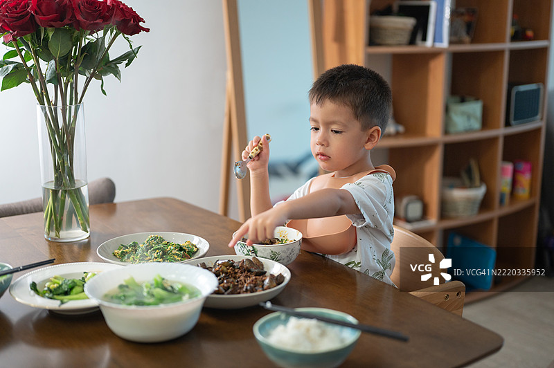 孩子在家餐桌上享受美味的餐点图片素材
