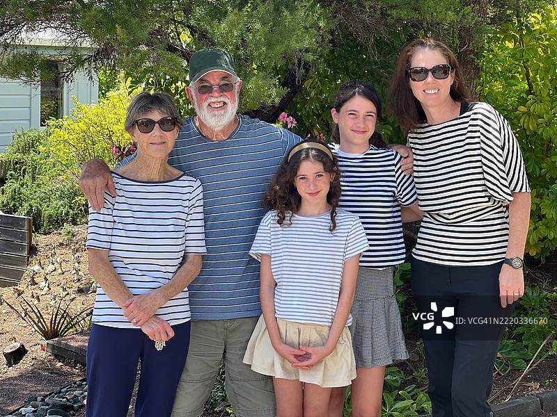 快乐的家庭合影图片素材