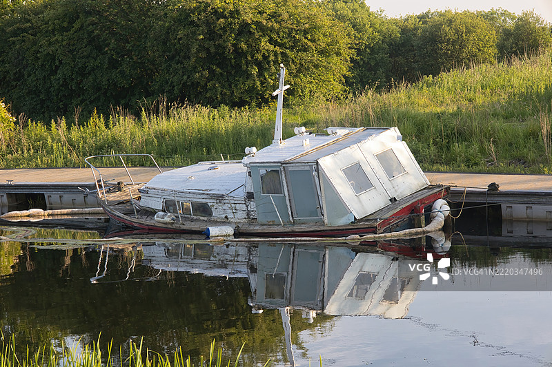 沉没的船只图片素材