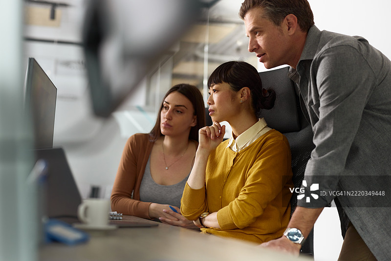 商务团队在办公室使用电脑工作。图片素材