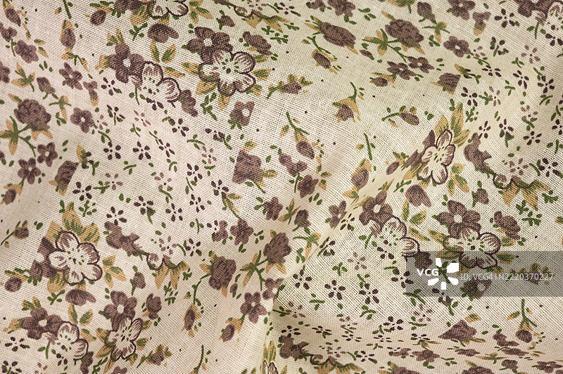 棕色花卉图案的面料，背景为浅棕色图片素材