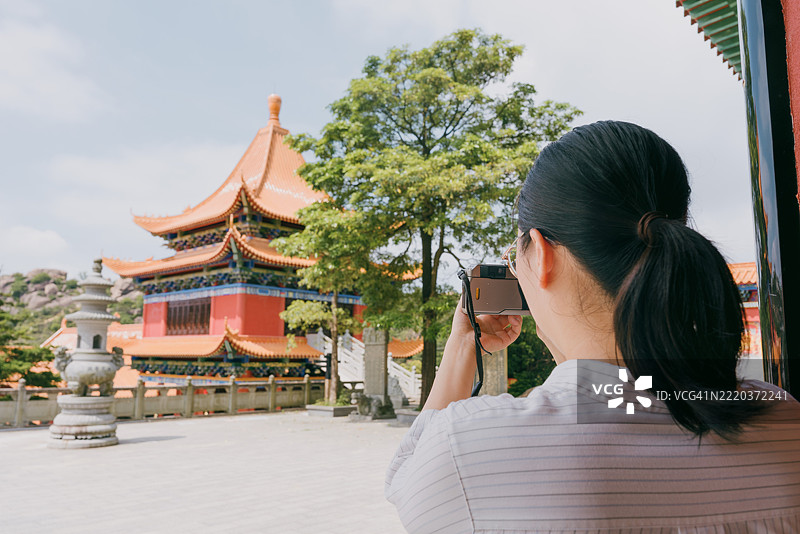 母亲和孩子用复古相机拍照；老式胶卷相机图片素材