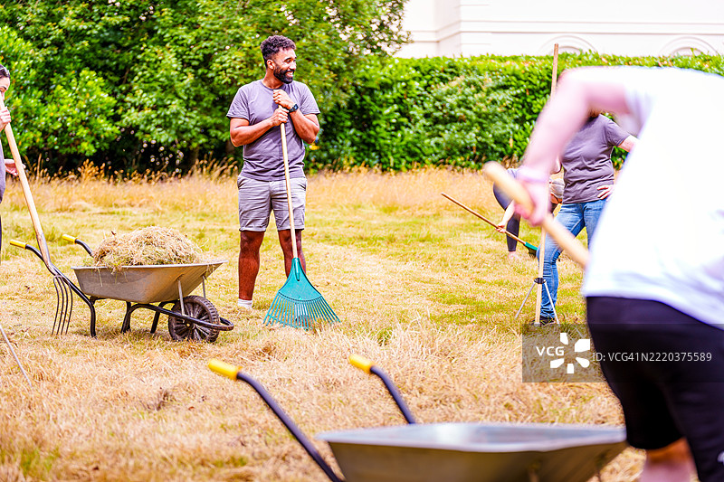 共同努力维护或改善自然空间，培养环境保护意识和合作精神。图片素材