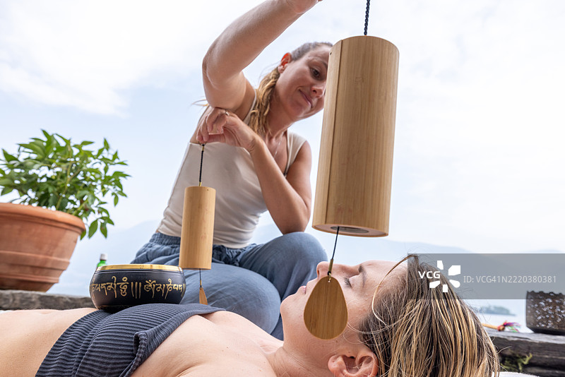 湖边放松的户外声音疗法课程图片素材