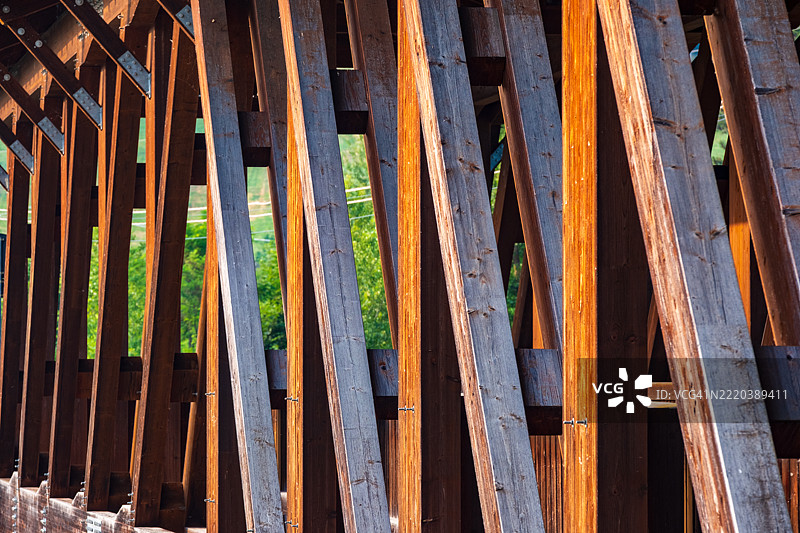 一座有顶的木桥图片素材