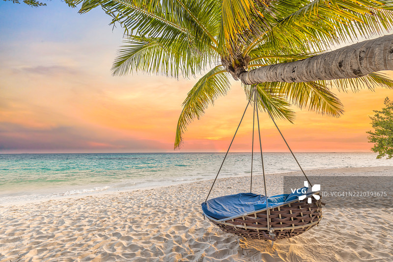 浪漫的热带海滩日落，椰子树、秋千吊床和梦幻的蜜月场景，完美的情侣旅行、放松和天堂度假背景。图片素材