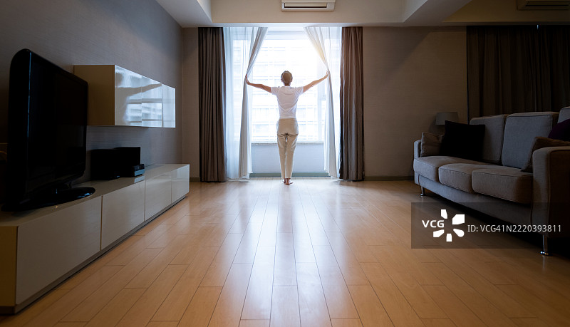 女人拉开了窗帘图片素材