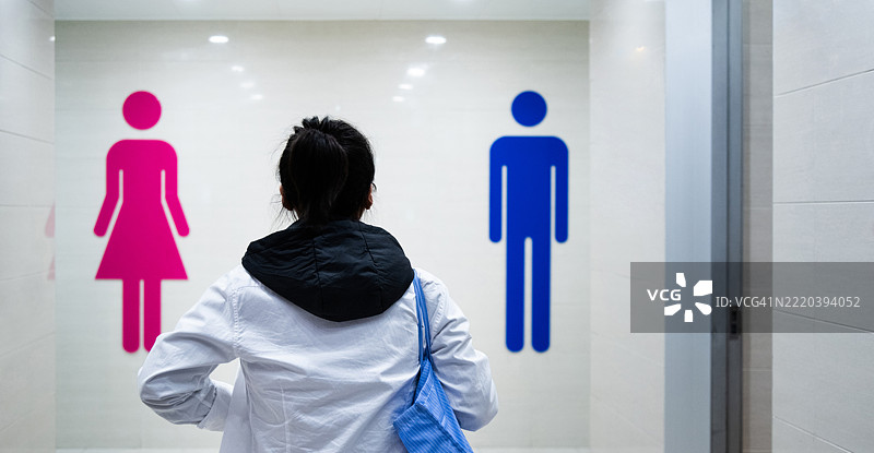 女性走向公共洗手间图片素材