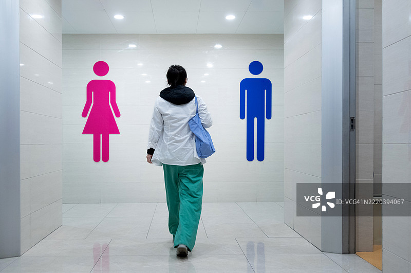 女性走向公共洗手间图片素材