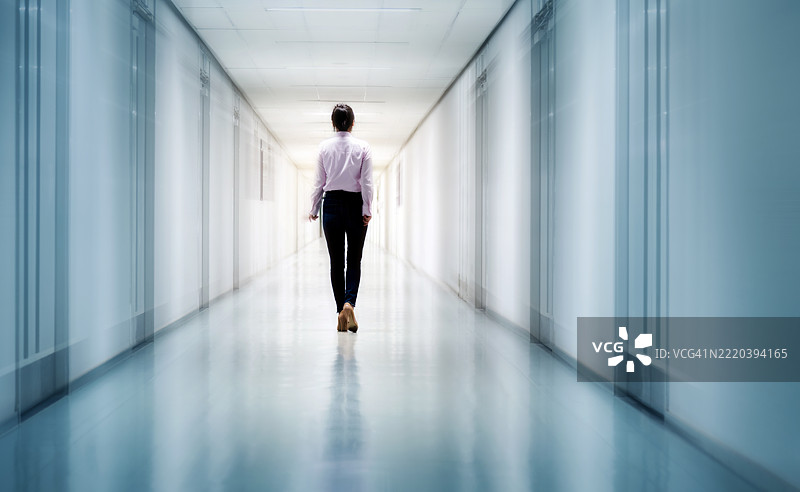 女人从走廊走过的背影图片素材