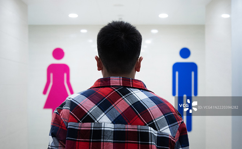 少年走向公共卫生间图片素材