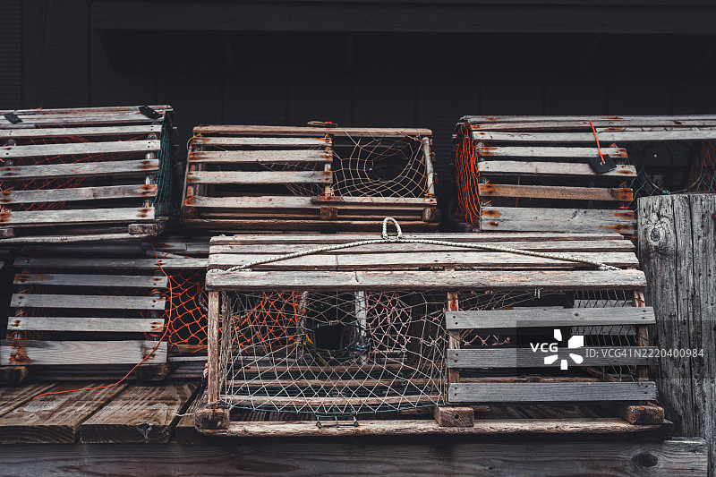码头上堆叠的龙虾笼图片素材