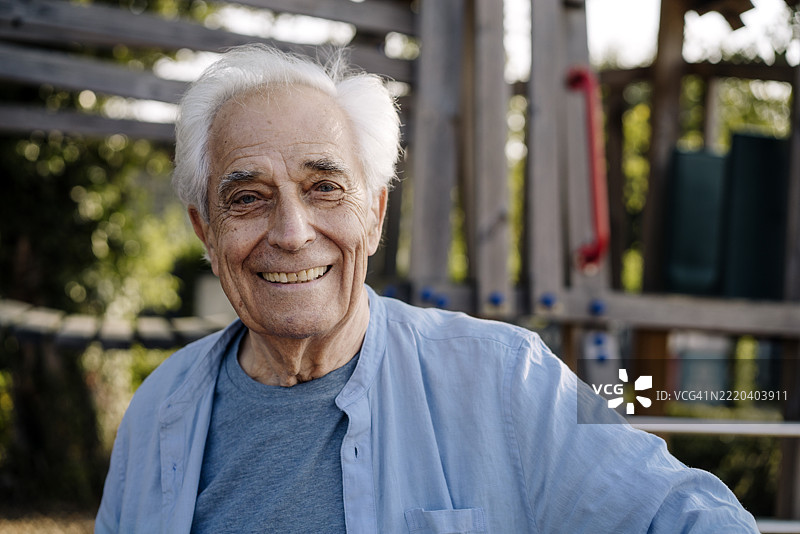 老年男子在公园微笑着站着图片素材