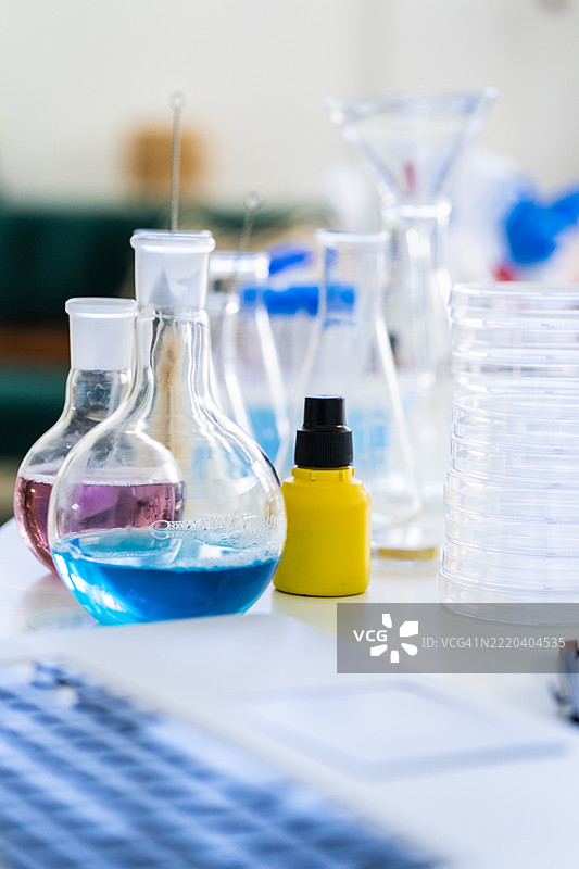 实验室玻璃器皿与桌上的化学溶液图片素材
