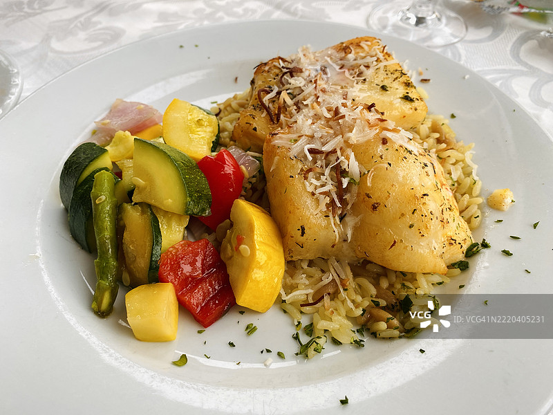 椰子海鲈鱼主菜配烤蔬菜图片素材