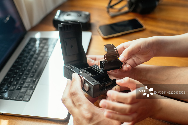 父亲向儿子展示一台老式复古相机图片素材