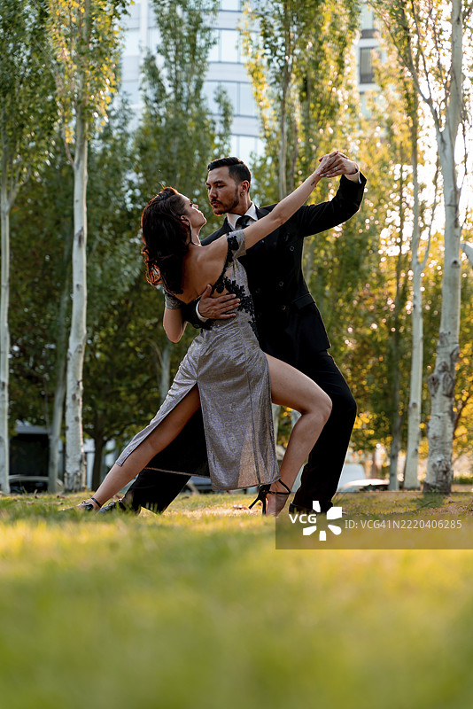 男女舞者在公共公园练习探戈舞图片素材