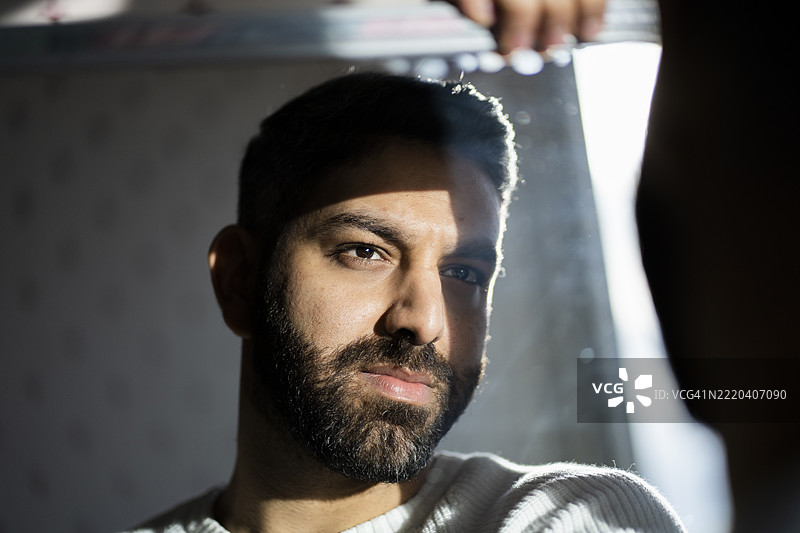 家中镜子里男人的倒影图片素材