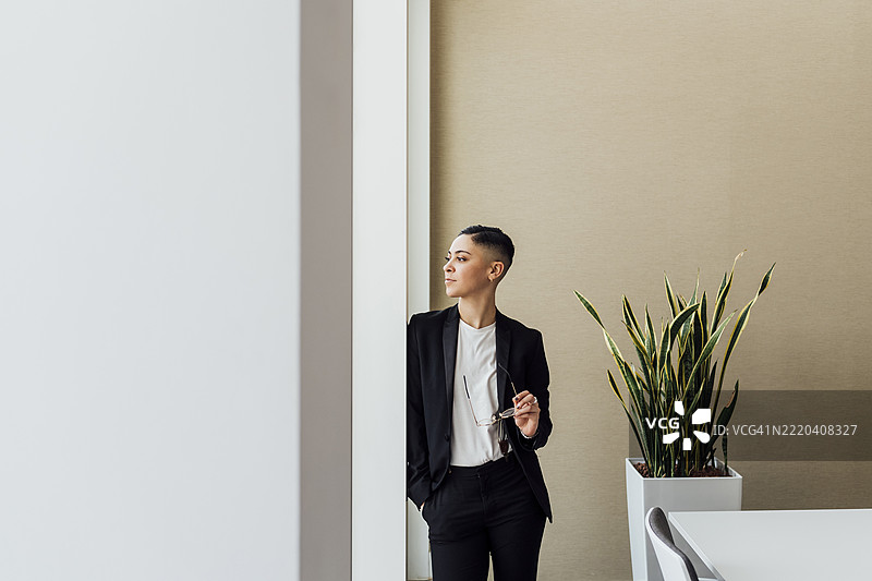 女商人在办公室窗边沉思图片素材