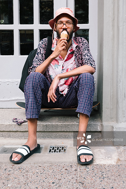 戴着粉色帽子的年轻男子肖像图片素材