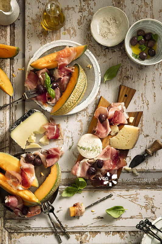 切片的哈密瓜配奶酪和火腿图片素材
