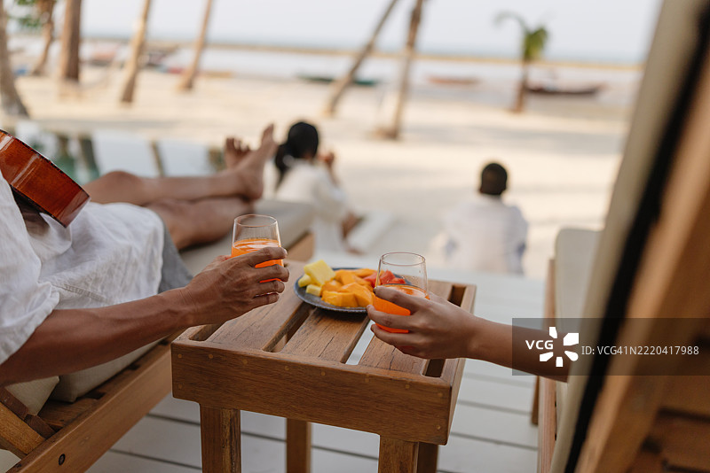 家庭在泳池旁放松的时光图片素材