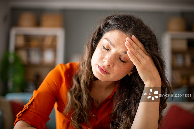 年轻女性在家中遭受头痛图片素材