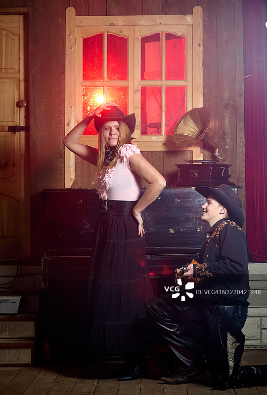 乡村西部表演中的年轻美丽情侣图片素材