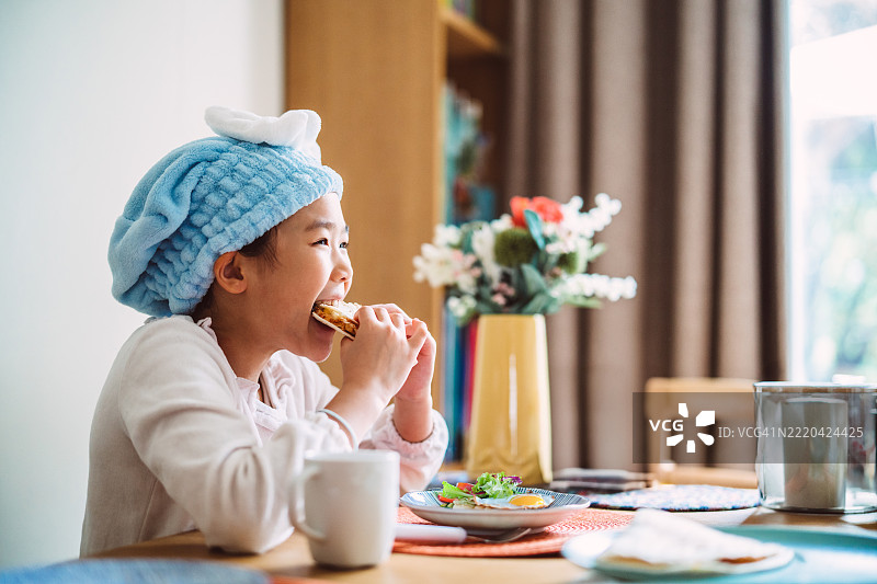 小女孩在家享用早餐图片素材