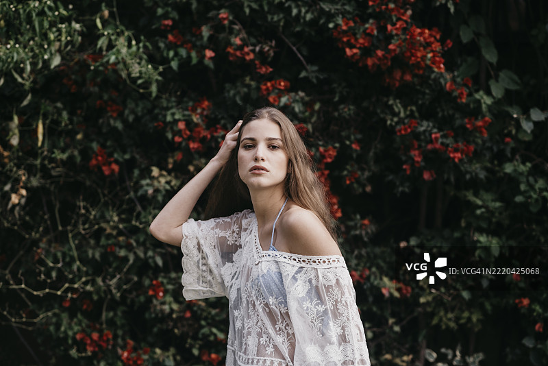 美丽的年轻女性用手拨弄头发图片素材