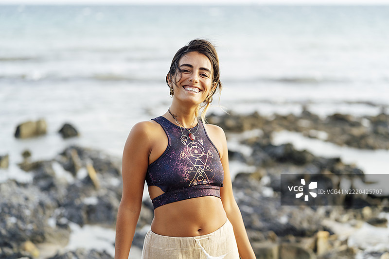 无忧无虑的年轻女性在海滩度过周末图片素材