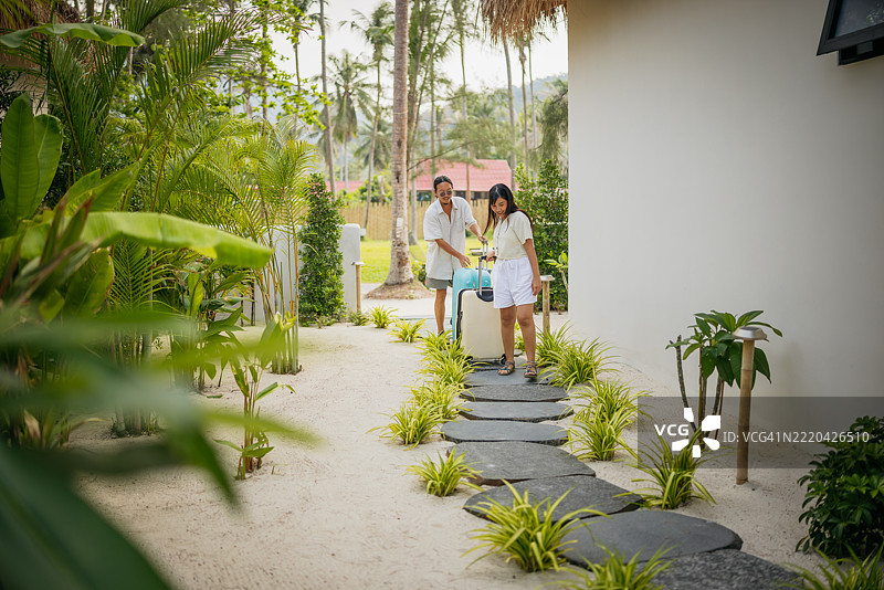 游客们带着行李抵达热带度假村图片素材